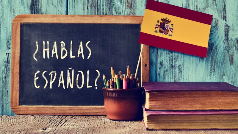A blackboard bearing the question &laquo;&nbsp;&iquest;Hablas espa&ntilde;ol&nbsp;?&nbsp;&raquo; next to the Spanish flag.