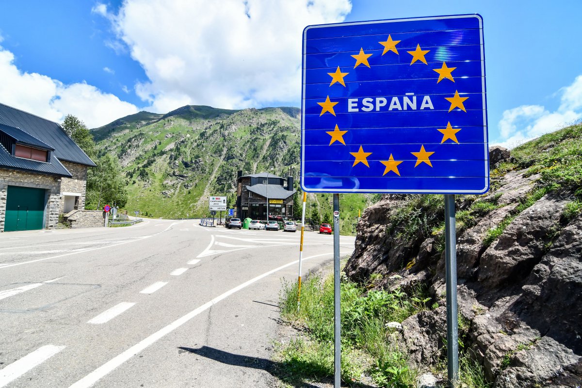 Spain opens up to vaccinated tourists