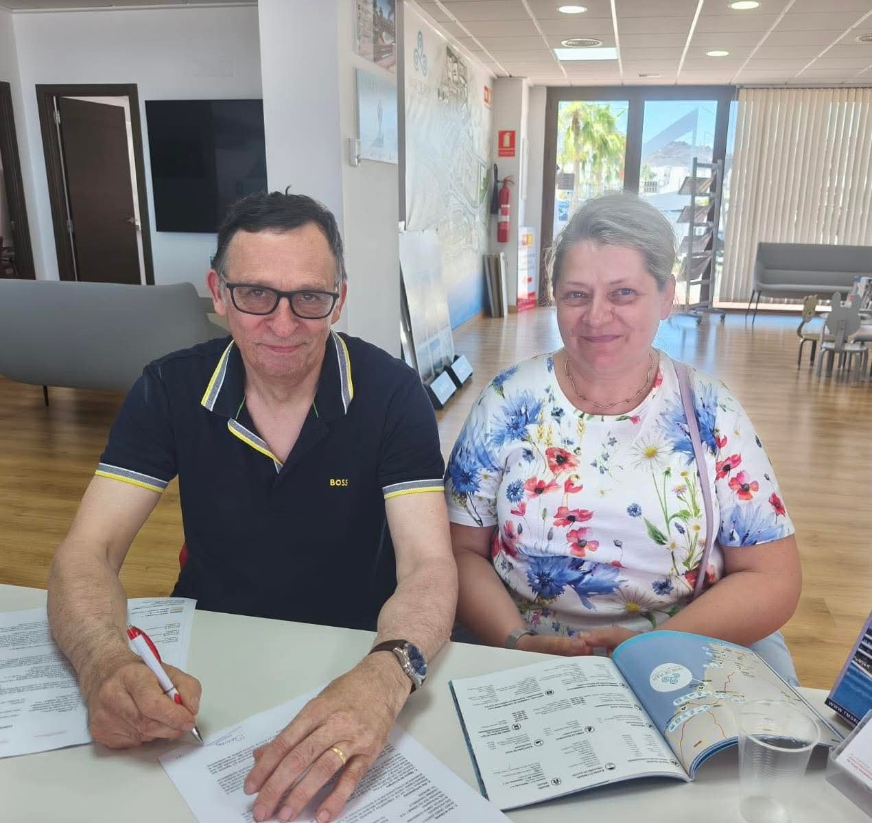 Clients signing with Secundo for an apartment in Costa Almería
