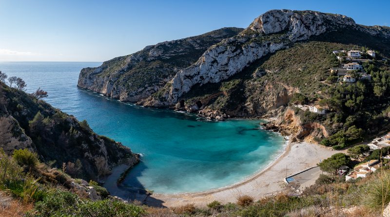 The Cala Granadella cove in Jávea, between pine woods and turquoise waters